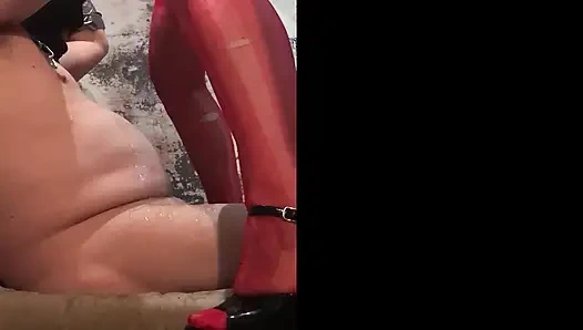 Kesenangan penghinaan di ruang bawah tanah saya.