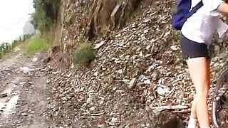 Cachonda rubia alemana masturbándose en una montaña