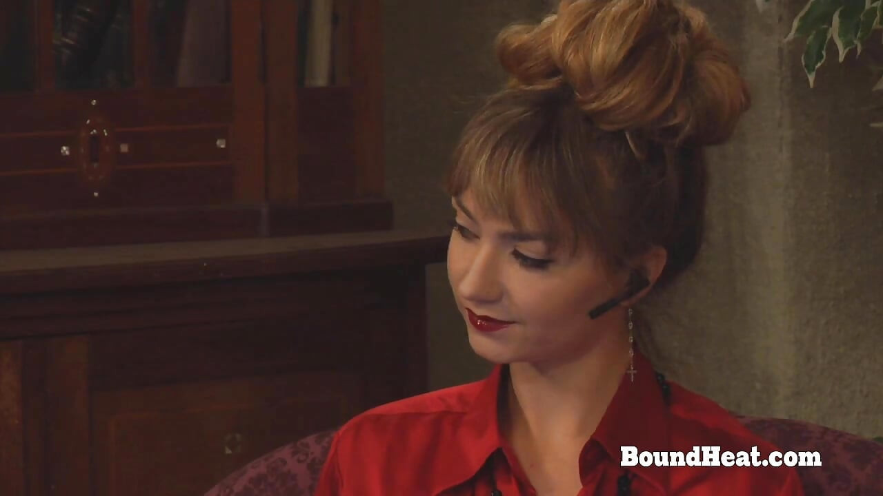 Une esclave lesbienne soumise avec un col autour du cou se masturbe avec un gode