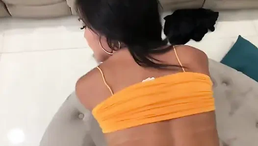 Seksi hatun Alina Belle ev boşken büyük yarağımı kanepede alıyor, bence çarpıcı.