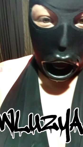 Сексуальная толстушка в маске и пластиковыми губами