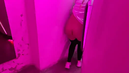 Paar, das hart in der Öffentlichkeit fickt, solarium-sonnenkabine - riskanter sex in der Öffentlichkeit mit leuten herum, volles VIDEO