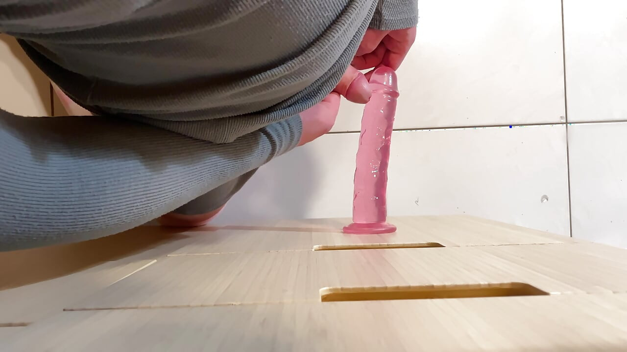 用我的粉色假屌操我的屁眼直到大開
