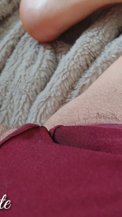 穿着性感丁字裤并自慰达到流白浆的高潮