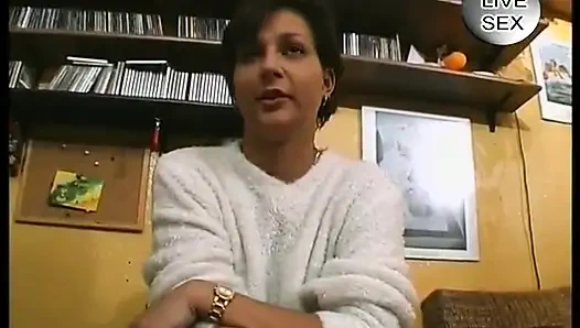 Brunette MILF wearing stockings gets pussy toyed before giving a blowjob