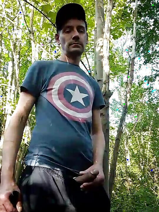Mijando e se masturbando no parque