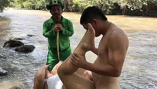 Mysteriöser magischer Kobold lässt mich meine dicke Stiefschwester ficken, im Austausch dafür, dass wir aus ihrem magischen Fluss rauskommen