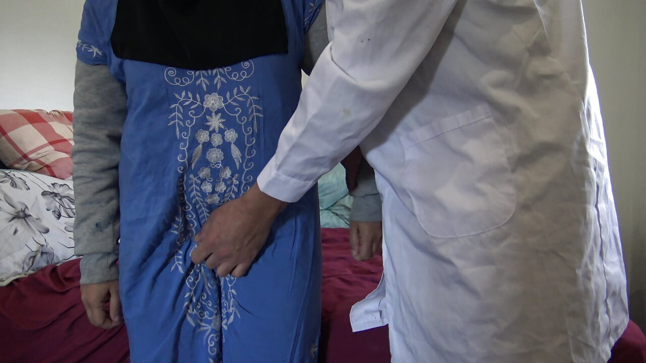 Sapık doktor göçmen Müslüman kadını prezervatifsiz sikiyor