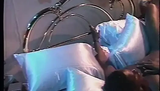 Güzel götlü esmer hatun yatakta sert bir şekilde büyük siyah yarağı emiyor ve sikiyor