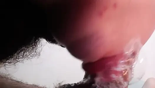 EXTREME PERSPEKTIVE DIESES KLEINEN MAULS, DAS TIEF IN DEN STÄNGEL DES CUCKOLDS EXICTADO SCHWANZ GEHT