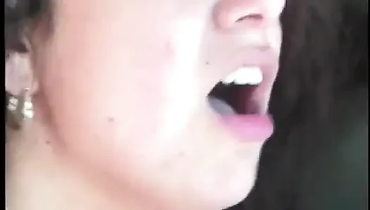 Geiles schätzchen genießt einen schönen harten fick auf der sexy ledercouch