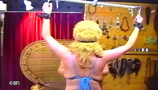 Hollandalı boyun eğme kadın 2 sahne