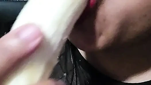 Muz yiyen seksi görünüyor