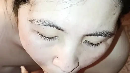 Wanita Korea nyepong kontol, dicrot di mulut dan ciuman sebagai hadiah