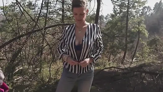 Меня трахают как сучку в лесу