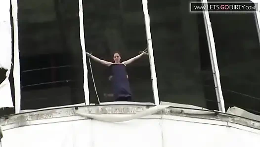 Sexy mädchen mit kleinen titten wird nackt gefesselt