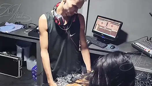 Karnaval partisinin sonunda, dj bana bakıyordu ve karşı koyamadım, ona kabinde vermeye gittim!!