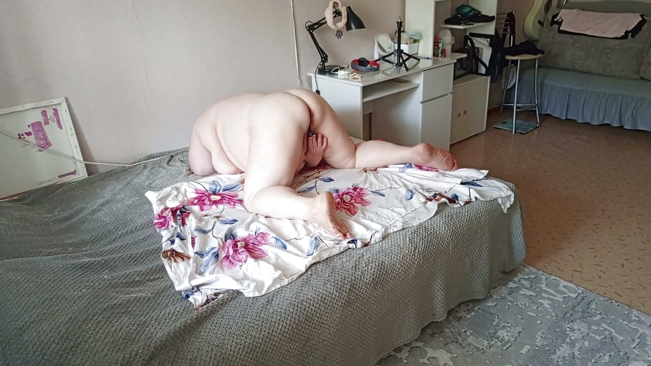 שכנה עם תחת עגול גדול מאוננת כוס בשרנית עם צעצועי מין