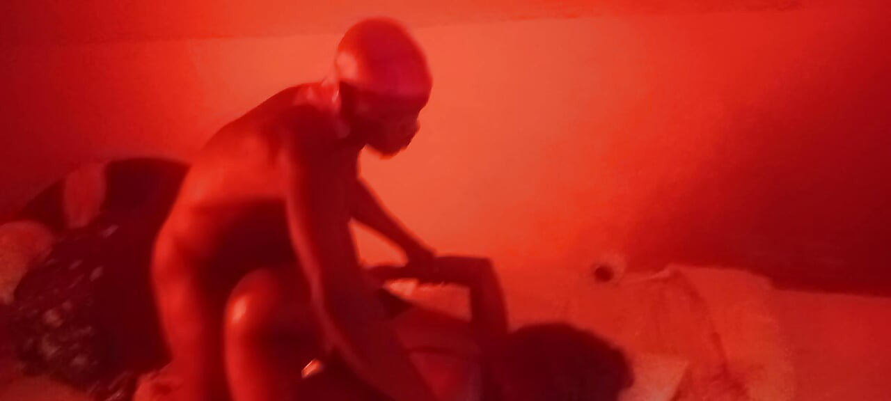 Kırmızı ışık altında gece kulübünde seks