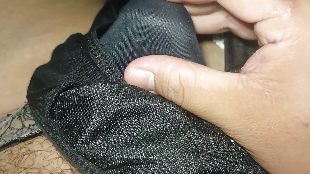 Corrida en las bombachas negras de raso sexy de mi hermanastra