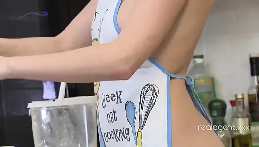 Возбужденный чувак сбрасывает свою порцию спермы на большие сиськи очаровательной крошки Эмили после бурения ее на кухне