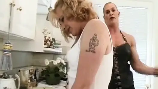Tante seksi rambut pirang dominan dientot habis-habisan di dapur