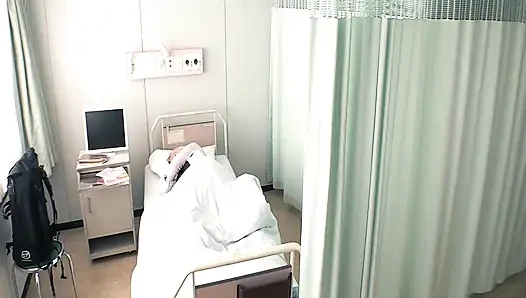 Güzel hemşire Hono onu artık karşı koyamayacağı yasak bir ilişki içine çekiyor