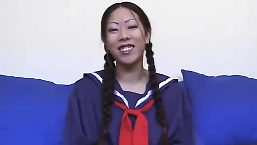 Asiatisches schätzchen muschi fickt großen schwanz und lutscht in einer college-uniform... in den mund kommen