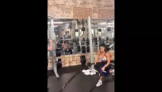 Nicole Scherzinger в спортзале в тугих синих штанах