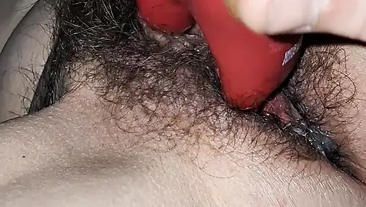 Волосатая киска мастурбирует игрушкой после кримпая