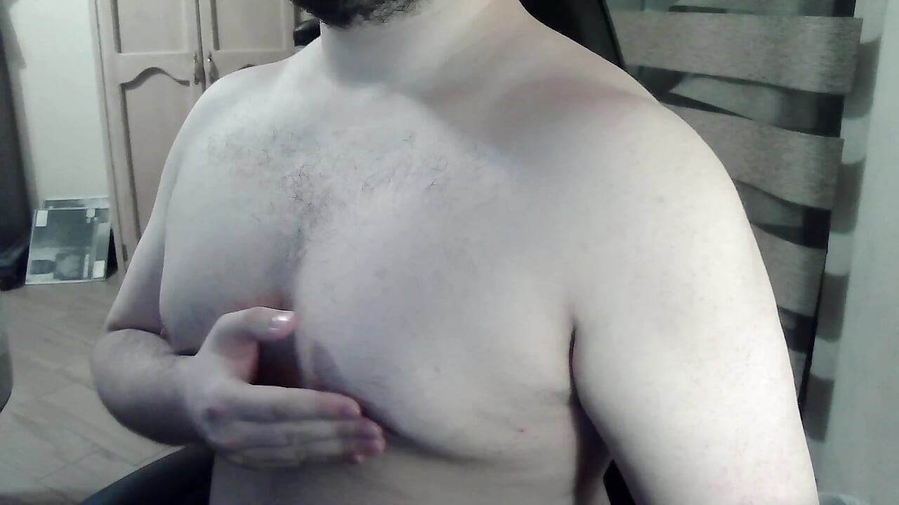 Un camboy sexy et costaud taquine et s’exhibe
