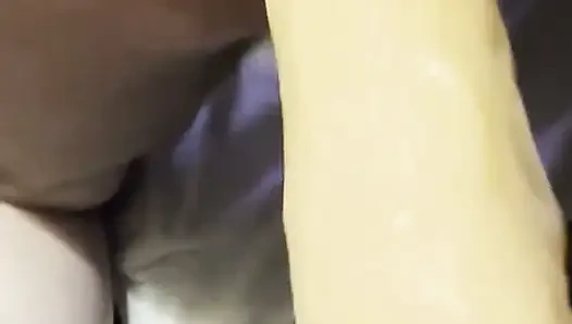 Karım beni büyük dildoyla sikiyor