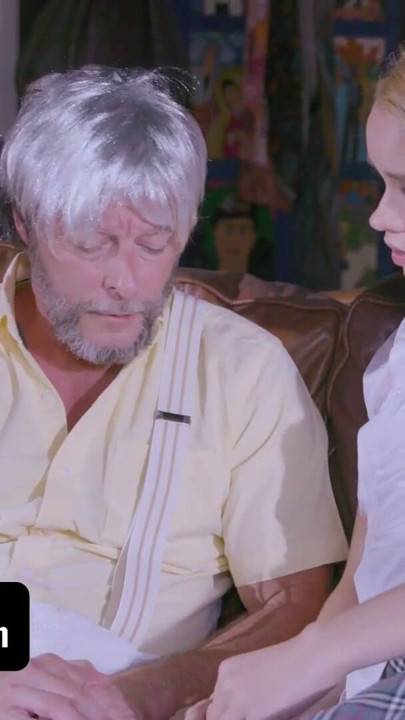 StepGrandpa maalesef ölümcül bir ligma vakasıyla aşağı indi ve stepgranddaughter ona önem veriyor | Klip 1