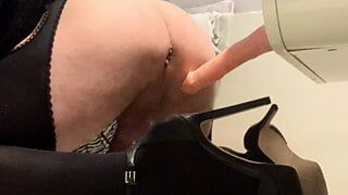 Sexy Alexa tranny neukt kont door dildo