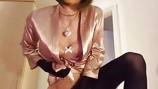 Jess Silk reitet Dildo im rosa Satin-Nachthemd und im Bademantel mit Bob-Perücke
