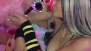 Christina Aguilera, Kylie Jenner, sexy Kuss