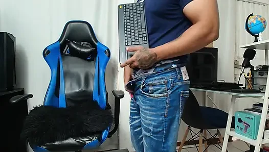 I like her big Venezuelan ass visiting