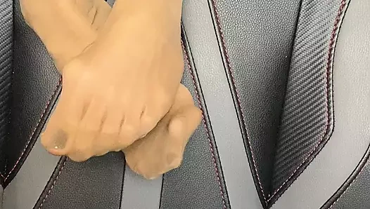 Kaki mungil seksi pakai stoking ketat dengan kaki panjang