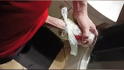Yalnız bir adam çok sıkılıyor