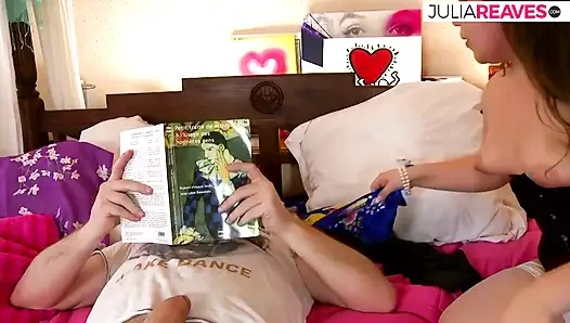 Шаловливая шлюшка ест сперму после скачки на огромном члене в презервативе