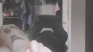 Gotička kurva rasteže svoju rupu velikim dildom