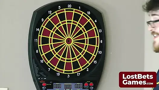 Komedi ve trajedi maskeleri dövmesiyle Strip dart oynuyorlar