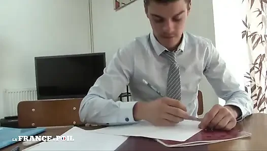 Tolle brünette studentin im blauen kleid wird von ihrem mitschüler geknallt