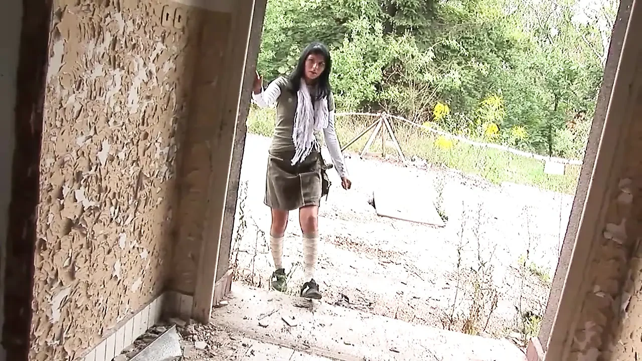 一个放荡的黑发女郎在街上玩两根鸡巴粗暴性爱：布拉格的粗暴双插性爱