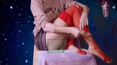 Asmr ragazza che strappa la calza rossa - spazio in stile moderno