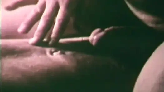 Cewek sange ini lagi asik nyepong kontol