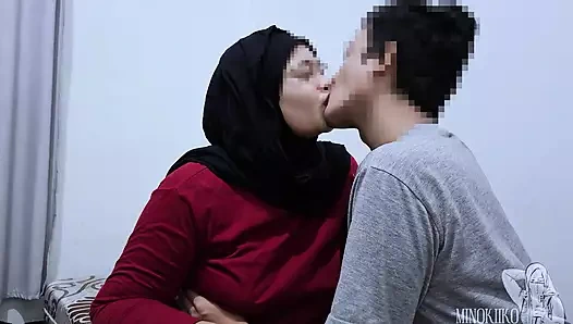 Tesettürlüm bana sakso çekiyor ve köye döndüğünde dölümü yalıyor