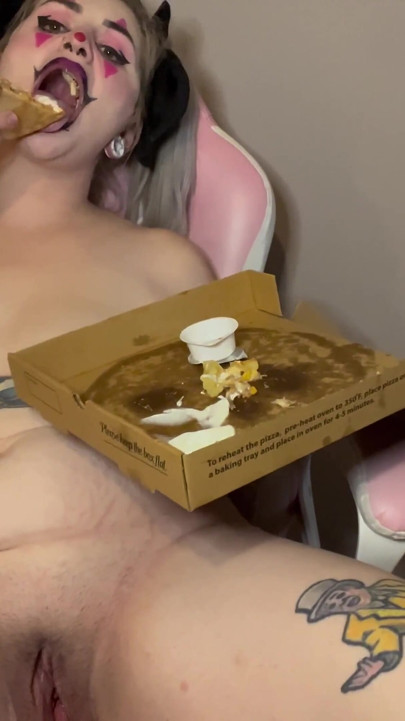 Paket pizzada çöp palyaço domuzları
