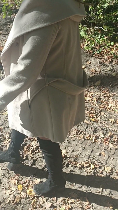 Jade se exhibe en el bosque con los desconocidos | Clip 3