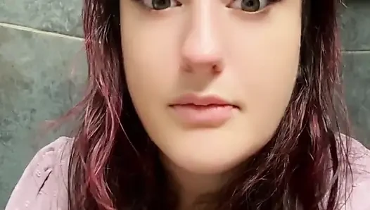 İri güzel kadın göz teması tuvalet osuruyor ve kütük bella blast ile samimi bakış açısı